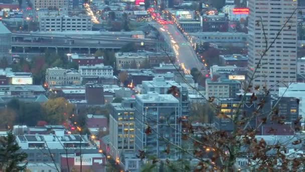 Portland Oregon City Downtown Time Lapse com trânsito em movimento rápido e trilhas de luz à noite 1920x1080 — Vídeo de Stock