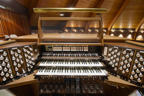 Claviers d'orgue de tuyau d'église — Photo