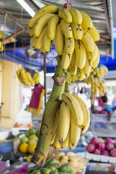 Rijpe gele bananen bos op fruit kraam — Stockfoto