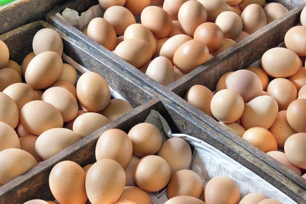 Курячі яйця в ящиках дерева в Південно-Східній Азії мокрий ринок — стокове фото
