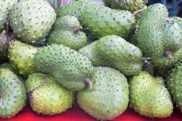 Soursop alla bancarella del fornitore di frutta — Foto Stock