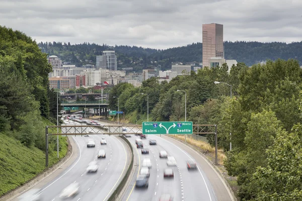 Auto-estrada interestadual I-84 a I-5 em Portland Oregon — Fotografia de Stock