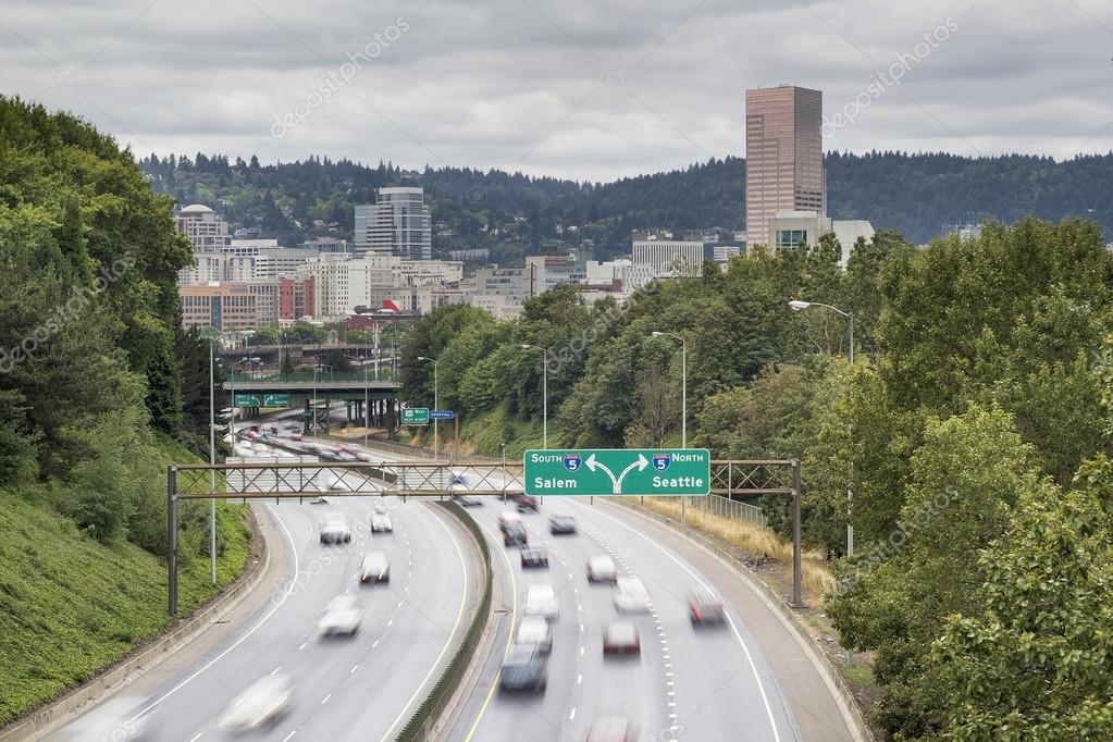 Autopista interestatal I-84 a I-5 en Portland Oregon 2023
