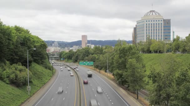 Interstate highway i-84 in portland oregon timelapse met uitzicht op de binnenstad stad op een bewolkte dag 1920 x 1080 — Stockvideo