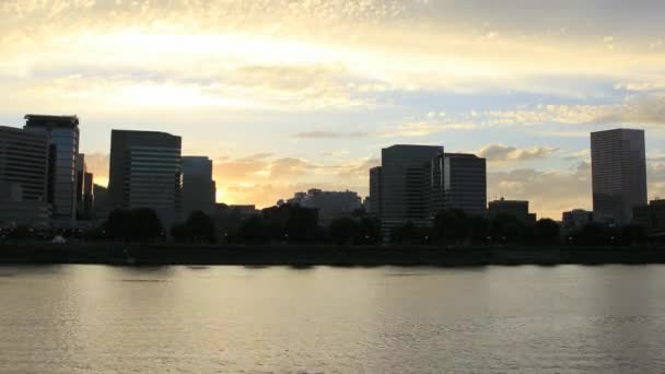 美丽的夕阳沿威拉米特河滨海艺术中心 time lapse，市中心城市天际线景观在俄勒冈州的波特兰 1920 x 1080 — 图库视频影像