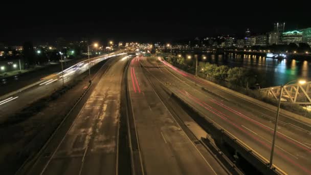Lichtspuren Zeitraffer auf Autobahnen im Berufsverkehr Innenstadt Portland oregon in der Nacht 1920x1080 — Stockvideo