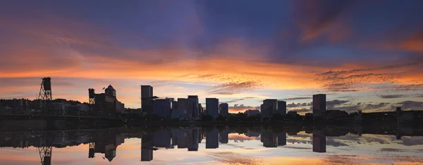 波特兰俄勒冈州市中心滨水天际线夕阳全景 — 图库照片