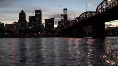 Portland oregon şehir şehir manzarası willamette Nehri ışıkları günbatımı alacakaranlıkta 1920 x 1080 dans hawthorne Köprüsü ve su yansıması ile