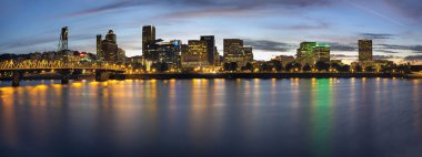 Portland oregon şehir merkezinde sahil manzarası mavi bir saatte