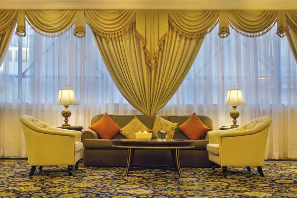 süslü perdelerin ve mobilya oturma odası