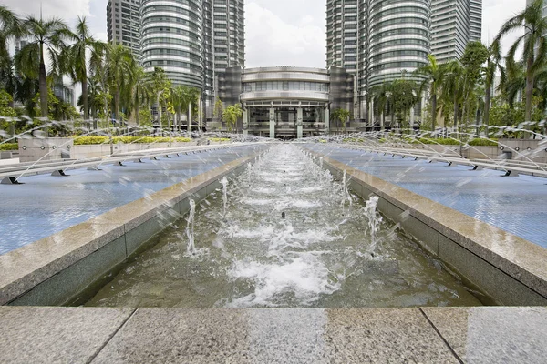 Fontaine d'eau au centre-ville de Kuala Lumpur — Photo