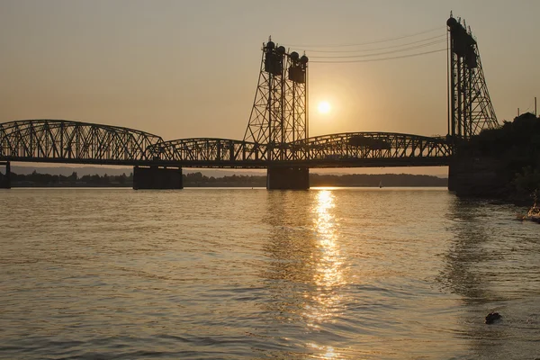 Pôr do sol sobre I-5 Columbia Crossing Bridge — Fotografia de Stock