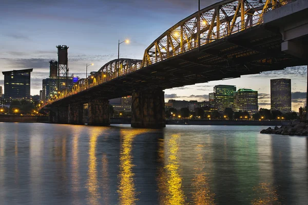 Portland oregon skyline unter der Weißdornbrücke — Stockfoto