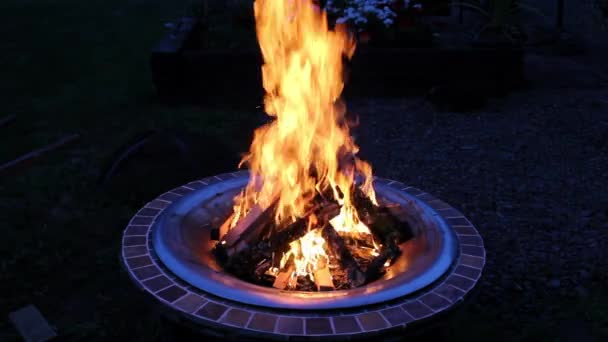 Holz brennende Feuerstelle mit orangen Flammen in der Nacht 1920x1080 — Stockvideo