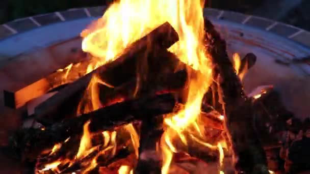 Holz brennende Feuerstelle mit orangen Flammen in der Nacht 1920x1080 — Stockvideo