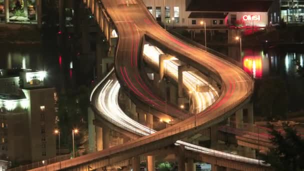 Marquam Bridge Autopista Tráfico Senderos Time Lapse en la noche Centro de Portland Oregon 1920x1080 — Vídeo de stock