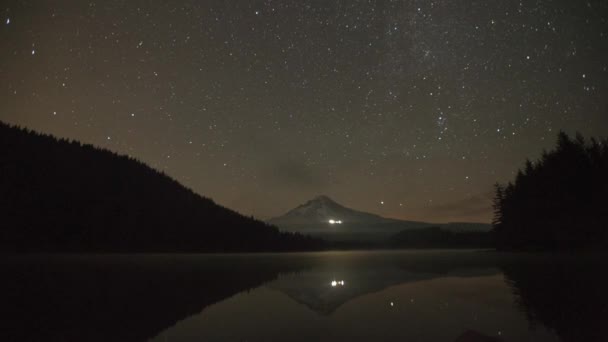 Lluvia de meteoritos de Perséida en el lago Trillium con capucha de monte, Lit Timberline Lodge brillante y lapso de tiempo de reflexión de agua 1920x1080 — Vídeo de stock