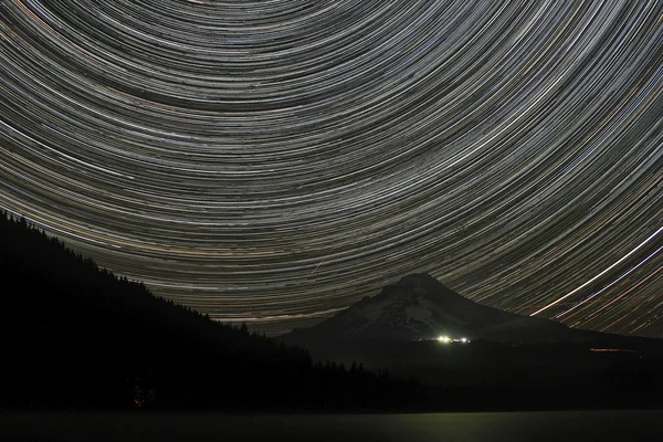 Senderos de estrellas sobre el monte Hood — Foto de Stock