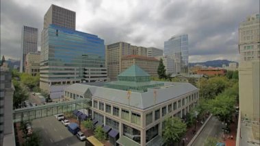 iş ve alışveriş bölgesinde şehir portland oregon bulutlar ve trafik timelapse 1920 x 1080 hareketli