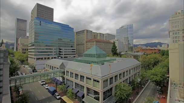 Quartier des affaires et du shopping au centre-ville de Portland Oregon avec nuages mouvants et circulation Timelapse 1920x1080 — Video