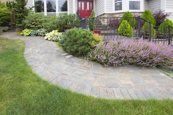 Front Yard Garden Curve Paver Path — Stock Photo, Image