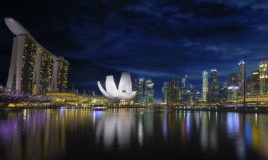Singapur Nehri waterfront alacakaranlıkta tarafından skyline