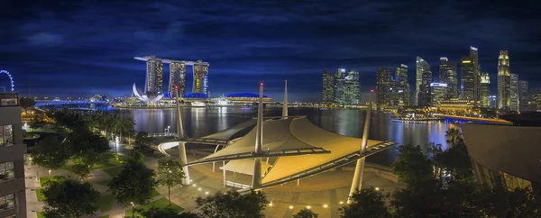 Singapur merkezi iş bölgesi alacakaranlıkta manzarası — Stok fotoğraf