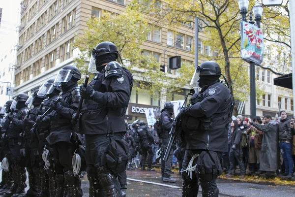 Multnomah County Sheriff in Krawallausrüstung während Occupy Portland 201 — Stockfoto