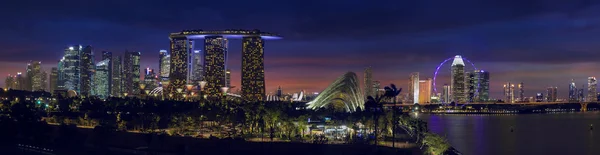 Singapore Skyline con Giardini vicino alla baia al tramonto Panorama — Foto Stock