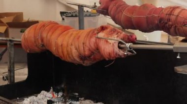 Bütün domuz Kavurma ve kömür İtalyan Festivali 1920 x 1080 üzerinde kötek