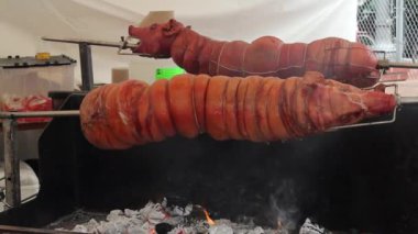 Bütün domuz Kavurma ve kömür İtalyan Festivali 1920 x 1080 üzerinde kötek