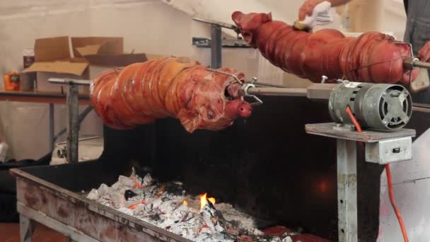 Asado de cerdo entero y voladura sobre carbón en el Festival Italiano 1920x1080 — Vídeos de Stock