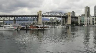 Vancouver bc Kanada cambie Köprüsü condominiums binalar bulutlar ve İngilizce defne zaman atlamalı 1920 x 1080 boyunca su taşımacılığında taşıma