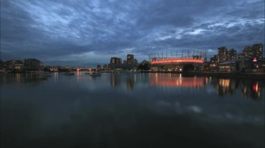 Vancouver bc british columbia Kanada office condominium binalar ve gece zaman atlamalı 1080p içine mavi saat at false creek boyunca hareketli tekneler doğal manzaralı
