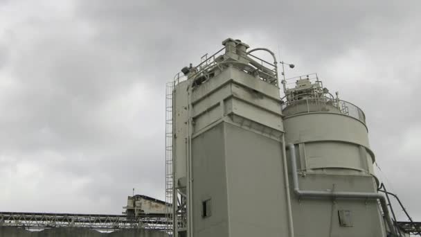 Bewegende wolken tijd vervallen over een industriële concrete leverancier plant in granville eiland vancouver bc canada 1080p — Stockvideo