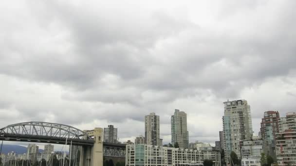 Vancouver bc Kanada med jasminris bridge bostadsrätter byggnader flytta moln och vatten transport längs svenska bay tidsinställd 1920 x 1080 — Stockvideo
