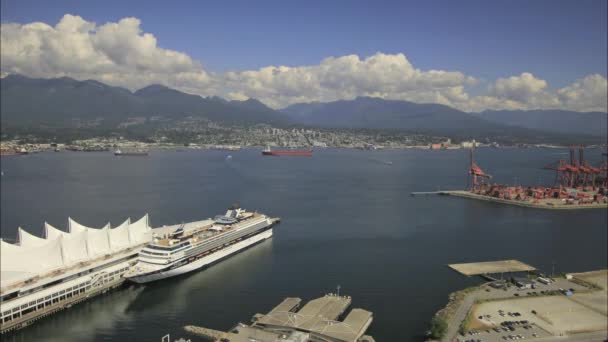 Blick auf North Vancouver BC Kanada mit Wassertransport und malerischen Blick auf den bergigen blauen Himmel und sich bewegende Wolken 1920x1080 — Stockvideo