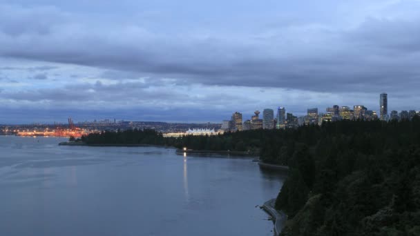 Weergave van vancouver bc canada skyline van de stad met bewegende wolken en verkeer langs stanley park zeewering van lions gate bridge op blauwe uur in de nacht time-lapse 1080p — Stockvideo