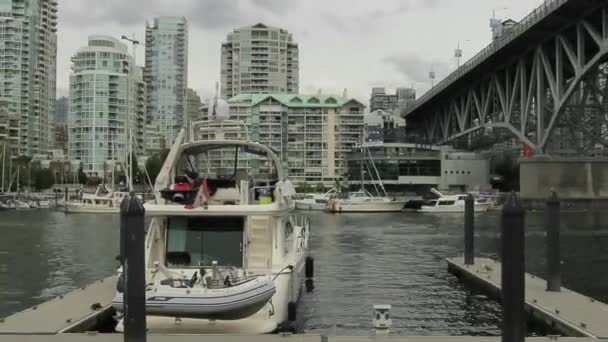 Vatten trafik med seabuses taxi och highrise Andelslägenhet byggnader längs burrard öppningen i granville island vancouver bc Kanada 1080p — Stockvideo