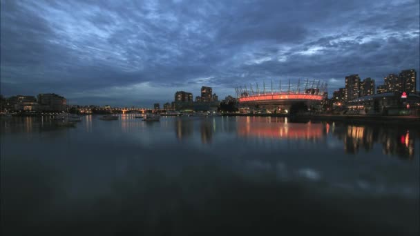 Vancouver BC British Columbia Canada con vista panoramica di uffici condominio edifici nuvole e barche in movimento lungo falso torrente a Blue Hour in lapse notte 1080p — Video Stock