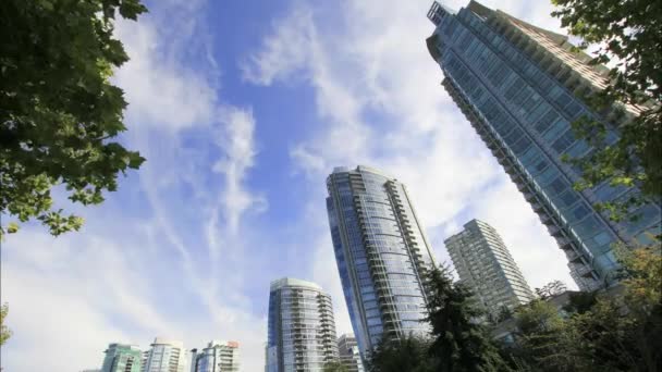 Társasház magasházak Downtown Vancouver Bc Kanada mozgó fehér felhők és a kék ég Időközű 1920 x 1080 — Stock videók