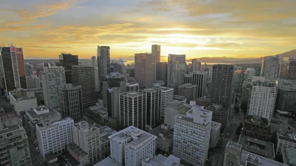 Vancouver bc Kanada urban natursköna utsikt över centrala staden med trafik och golden sunset tidsinställd 1920 x 1080 — Stockvideo