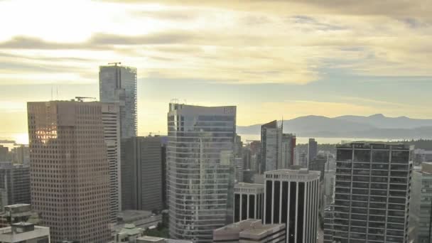 Vancouver BC Colúmbia Britânica Canadá Cityscape com nuvens douradas do por do sol e lapso de tempo de trânsito em movimento 1920x1080 — Vídeo de Stock