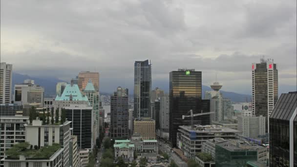 Vancouver bc Kanada centra města městské rozhledny s dopravní a pohybující se mraky timelapse 1920 x 1080 — Stock video