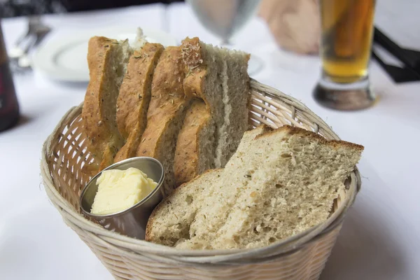 Harina y Rosemary Pan de Hierba en la cesta — Foto de Stock