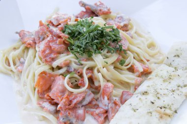 Linguine alfredo ile somon füme