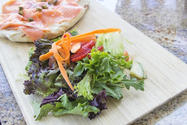 Salade bio au pain Focaccia au saumon fumé — Photo