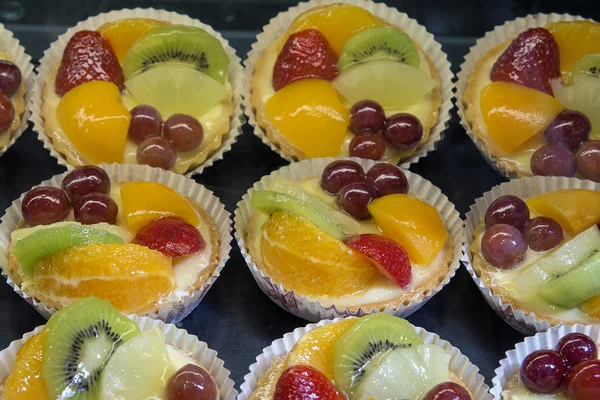 Lemon Custard Tarts with Fruits — Stock Photo, Image