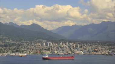 kentsel scenic view north Vancouver gastown beyaz bulutlar mavi gökyüzü ve su trafik ulaşım timelapse 1920 x 1080 hareketli british columbia Kanada'da m.ö.