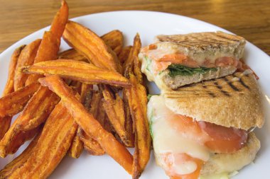 füme somon panini portre